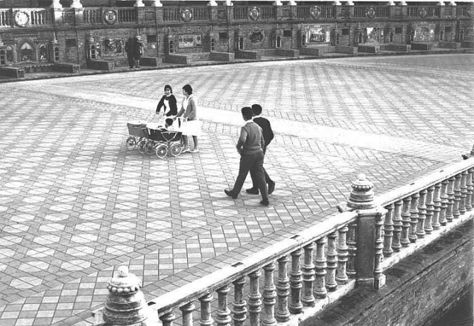 1971-Plaza-de-Espana.-Solitario-paseo-de-tatas-con-bebes-a-bordo.-