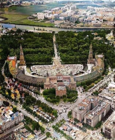296.-Panoramica-de-la-Plaza-de-Espana-en-un-dia-de-Feria-de-Abril-ano-1960