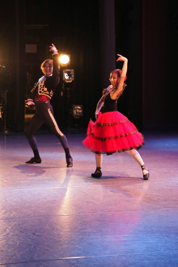 Bailaores de flamenco actuando sobre un escenario