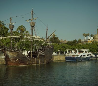 Barcos en el Guadalquivir junto a la Torre del Oro de Sevilla