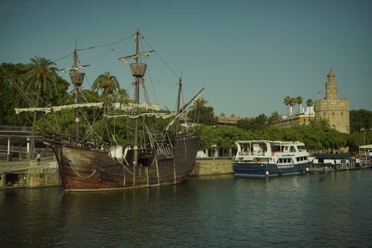 Barcos en el Guadalquivir junto a la Torre del Oro de Sevilla