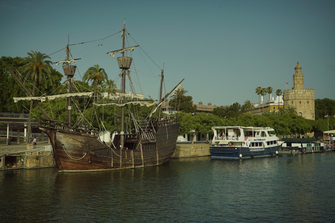 Barcos en el Guadalquivir junto a la Torre del Oro de Sevilla