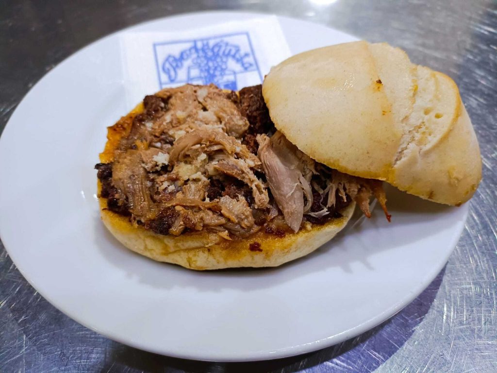 Montadito de pringá de Bodeguita Romero en Sevilla