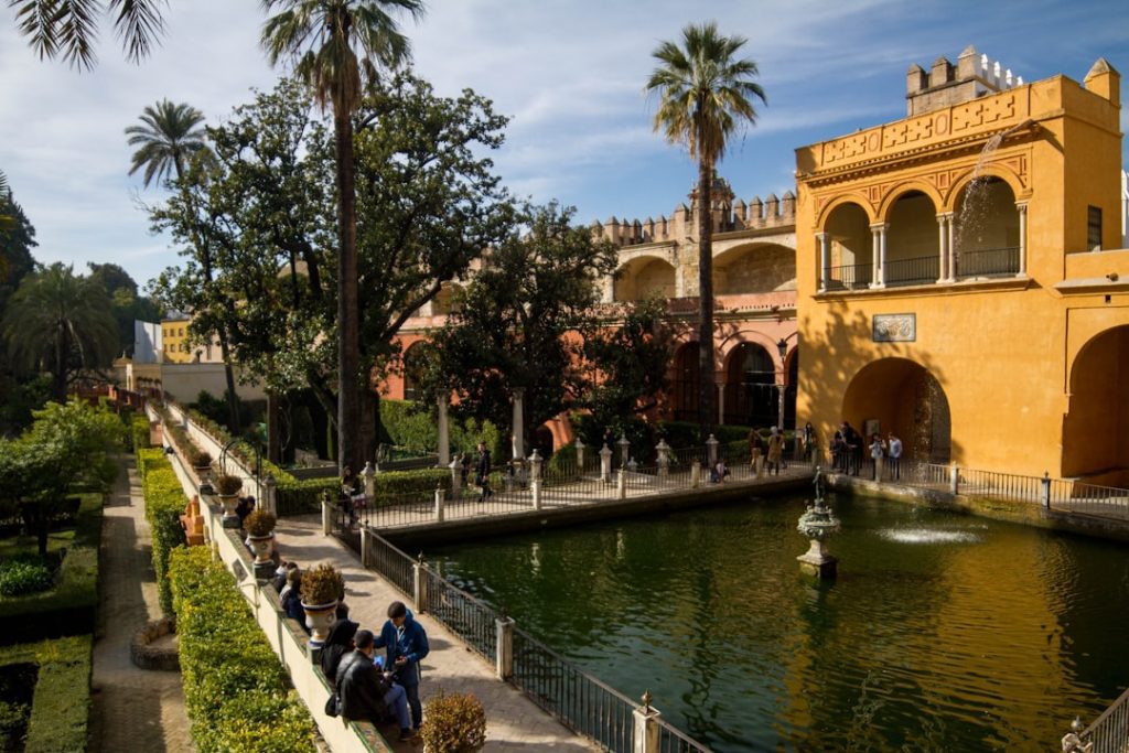 Patio del Real Alcázar de Sevilla con estanque
