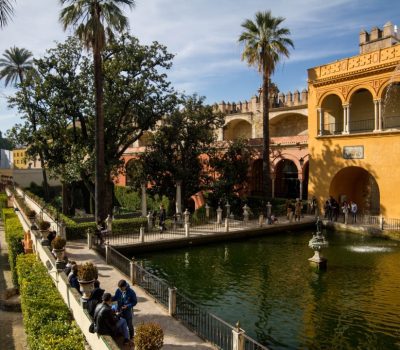 Patio del Real Alcázar de Sevilla con estanque