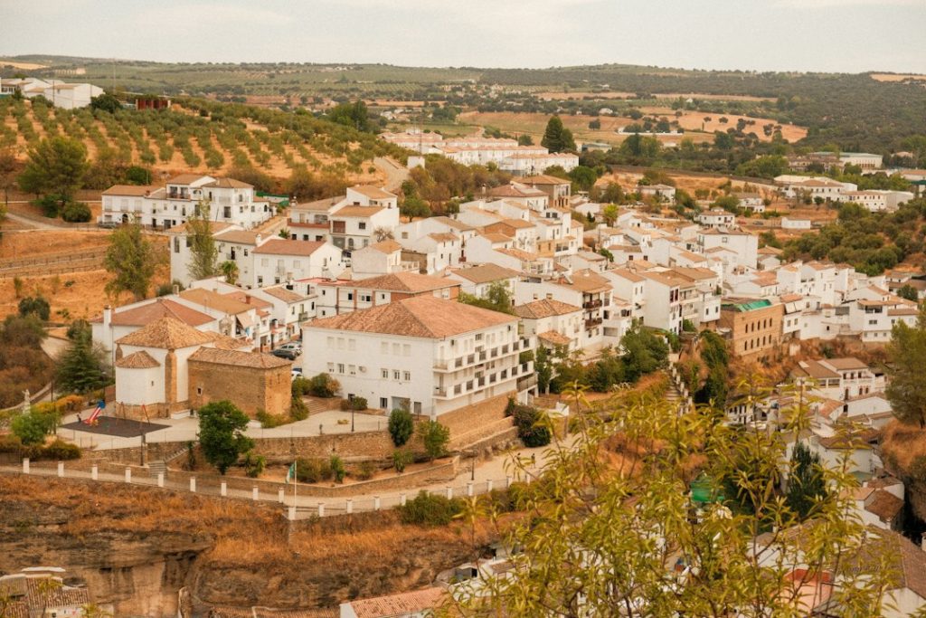 Pueblo blanco de Andalucía entre olivares