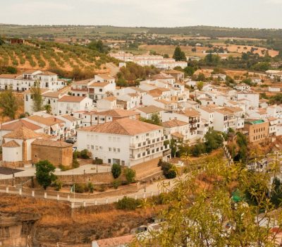 Pueblo blanco de Andalucía entre olivares