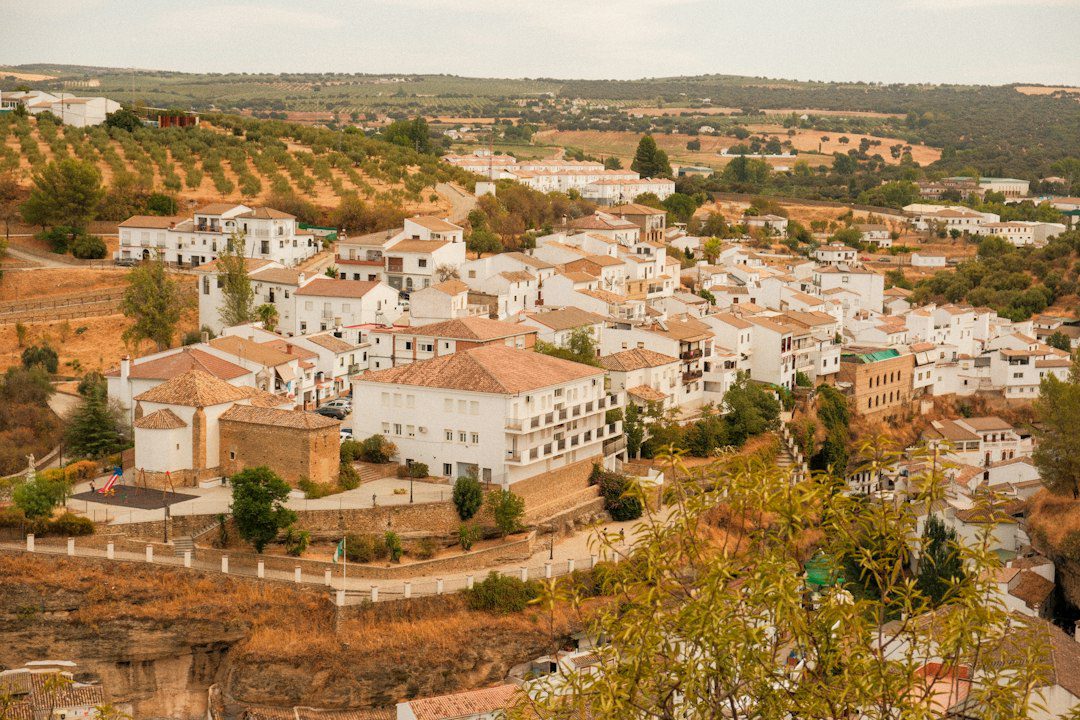 Pueblo blanco de Andalucía entre olivares