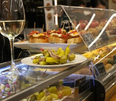 Tapas españolas acompañadas de una copa de vino