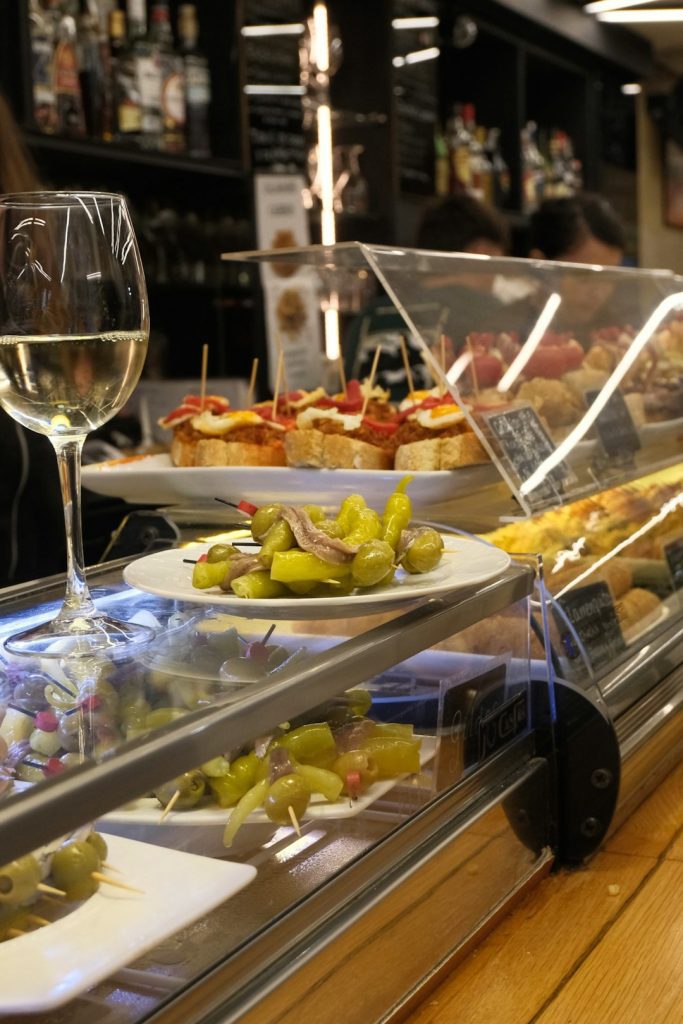 Tapas españolas acompañadas de una copa de vino
