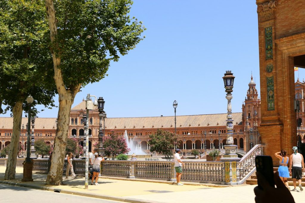 Visitantes recorriendo la Plaza de España de Sevilla