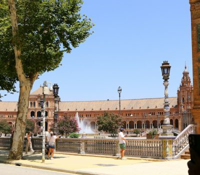 Visitantes recorriendo la Plaza de España de Sevilla