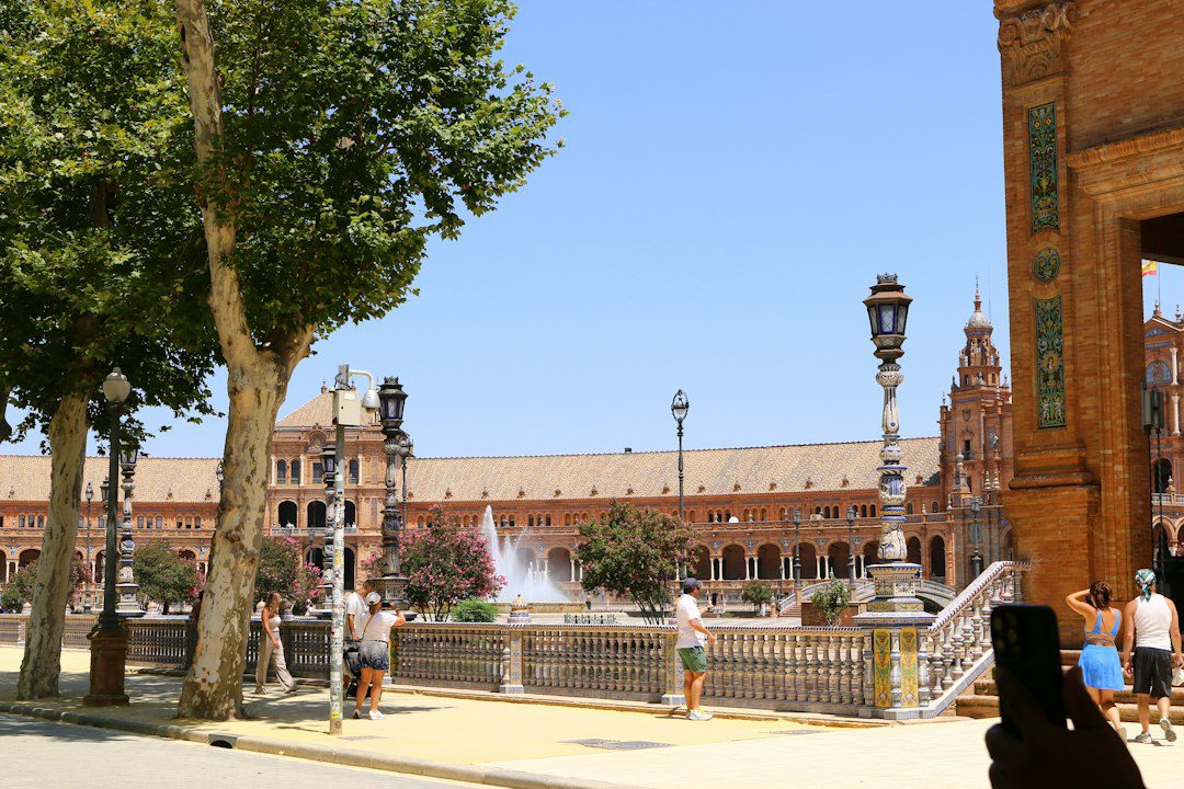 Visitantes recorriendo la Plaza de España de Sevilla