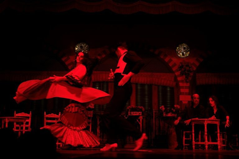 Bailaores en un escenario de flamenco