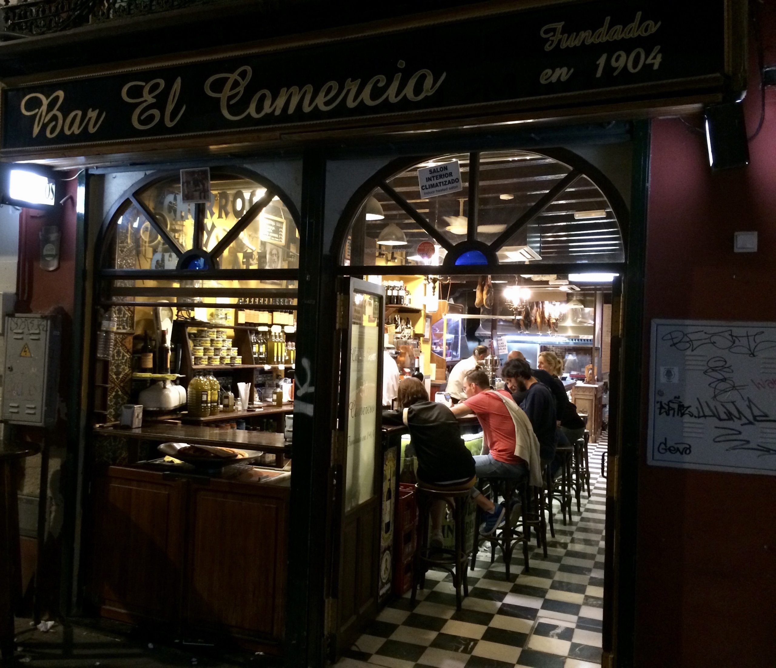 Vista nocturna de Bar El Comercio en Sevilla, fotografía de archivo de octubre de 2018