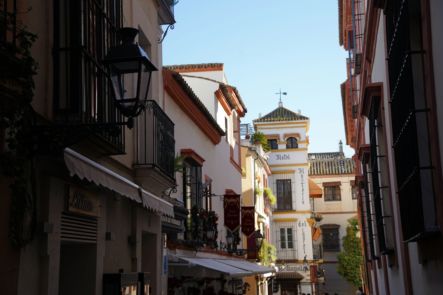 Calle estrecha del barrio de Santa Cruz en Sevilla