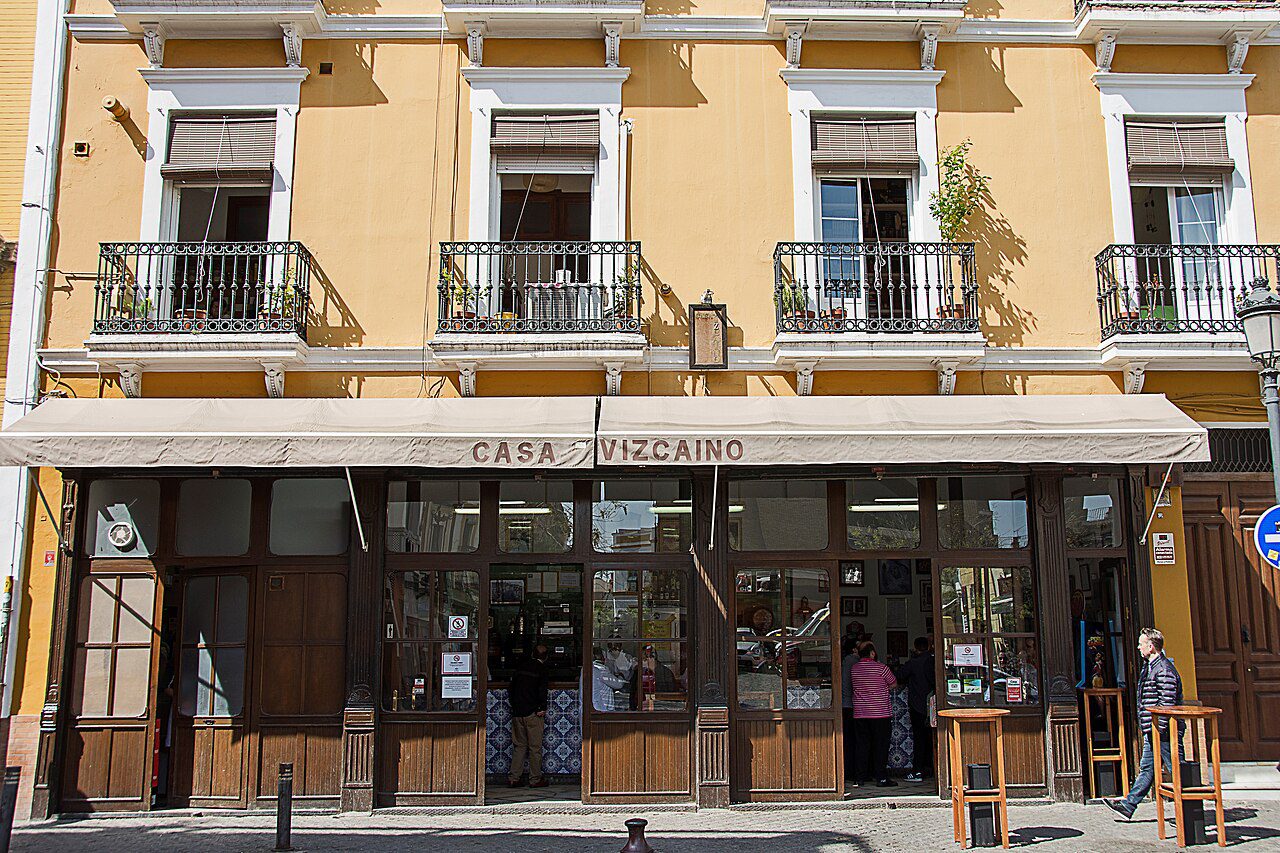 Fachada y rótulo de Casa Vizcaíno en la calle Feria de Sevilla, en 2019
