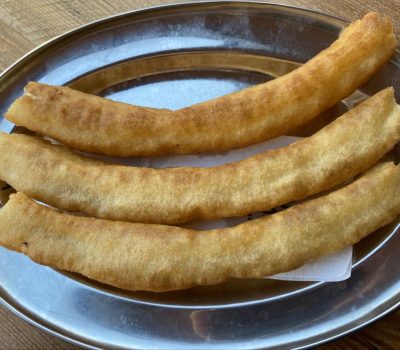 Bandeja de churros en una churrería de Sevilla; fotografía de archivo de 2024