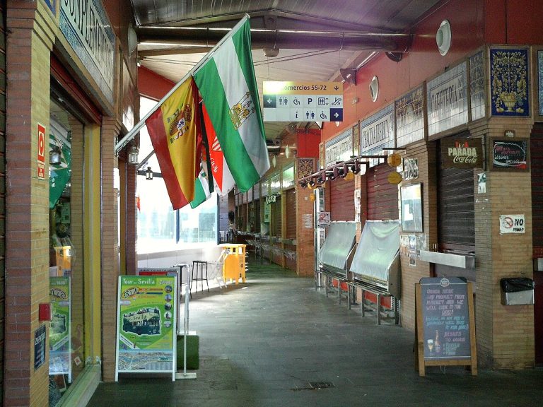 Interior del Mercado de Triana, fotografiado en 2017