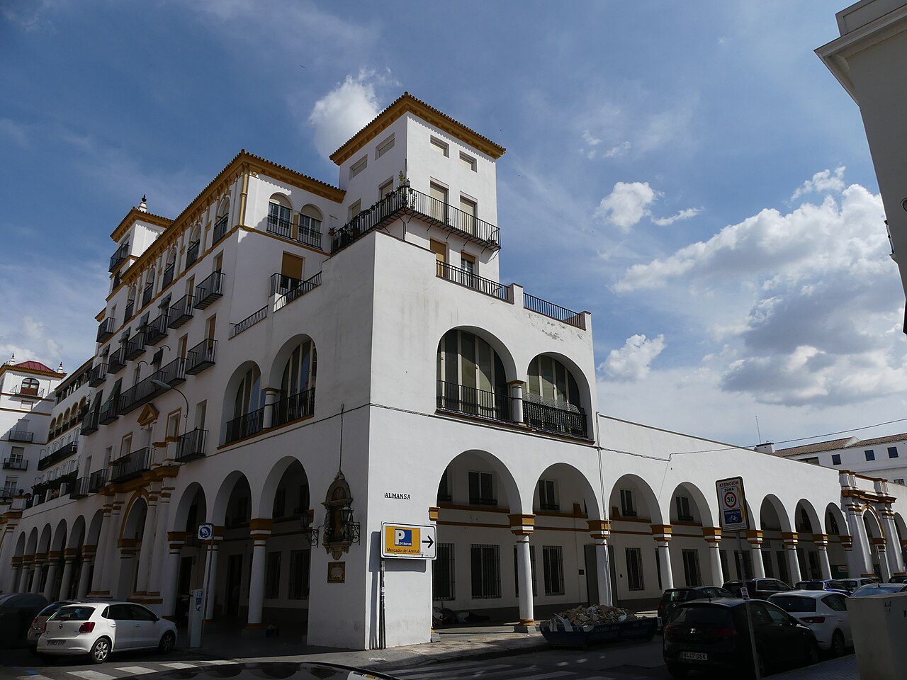 Exterior del Mercado del Arenal de Sevilla, fotografiado en junio de 2023